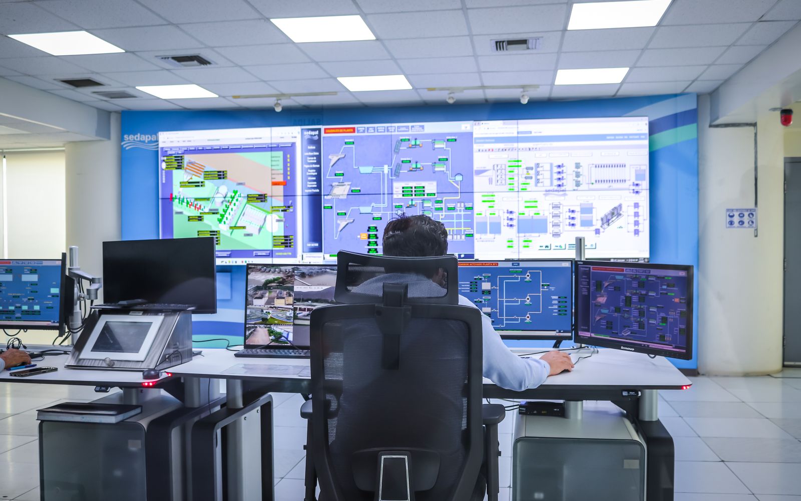 Operator in a modern control room managing technological systems in El Agustino, Lima.