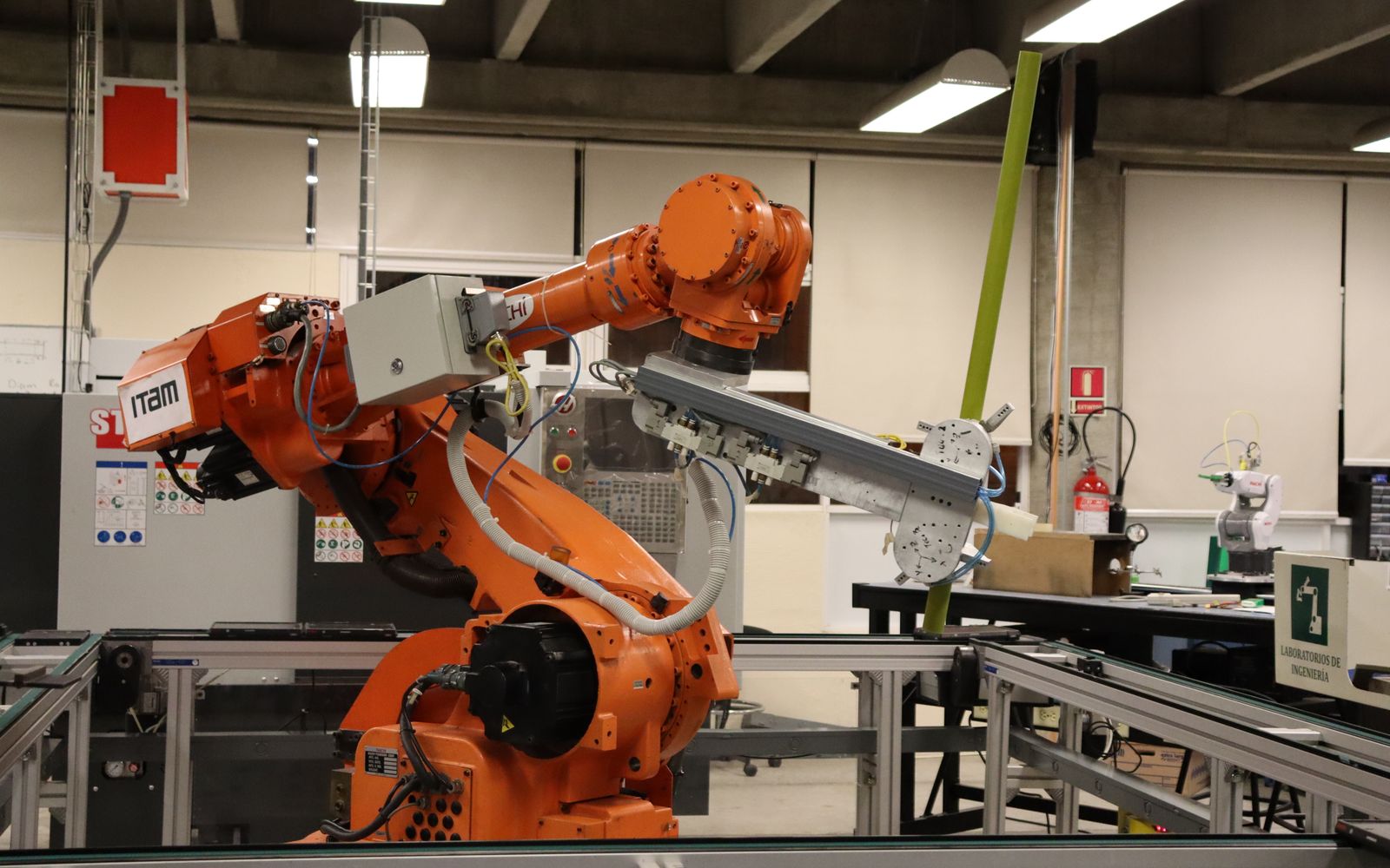Industrial robotic arm in a Ciudad de México lab setting, showcasing automation technology.
